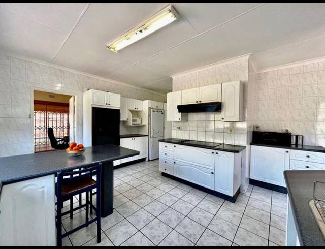 5 BEDROOM HOUSE FOR SALE IN GLENVISTA